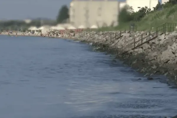 На Одещині розшукують підлітка, якого накрила хвиля під час купання