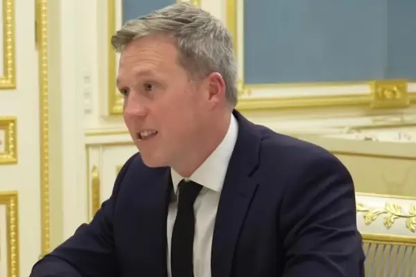 Ден Дрісколл, міністр армії США, на тлі будівлі Пентагону