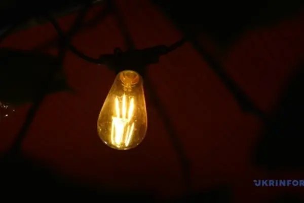 У частині двох районів Києва світло відключають поза графіками